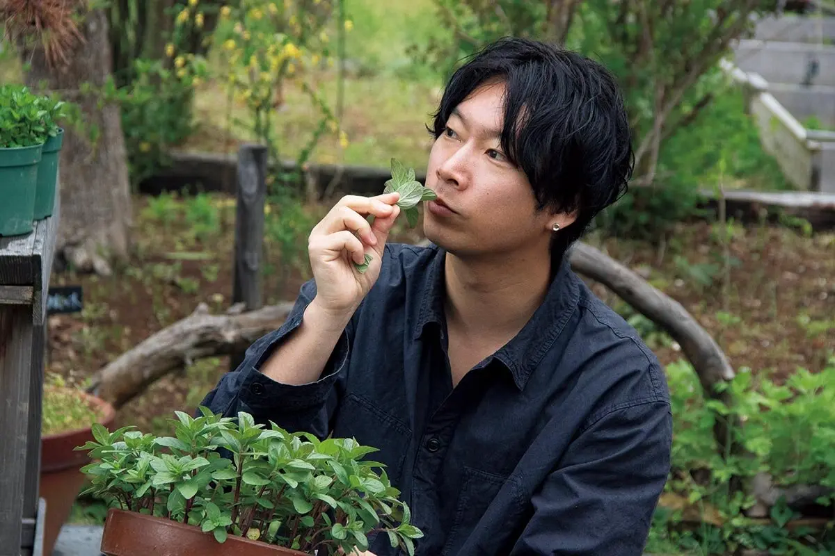 野草のカリスマ」山下智道さんが語る、ハーブの奥深い世界。香りを